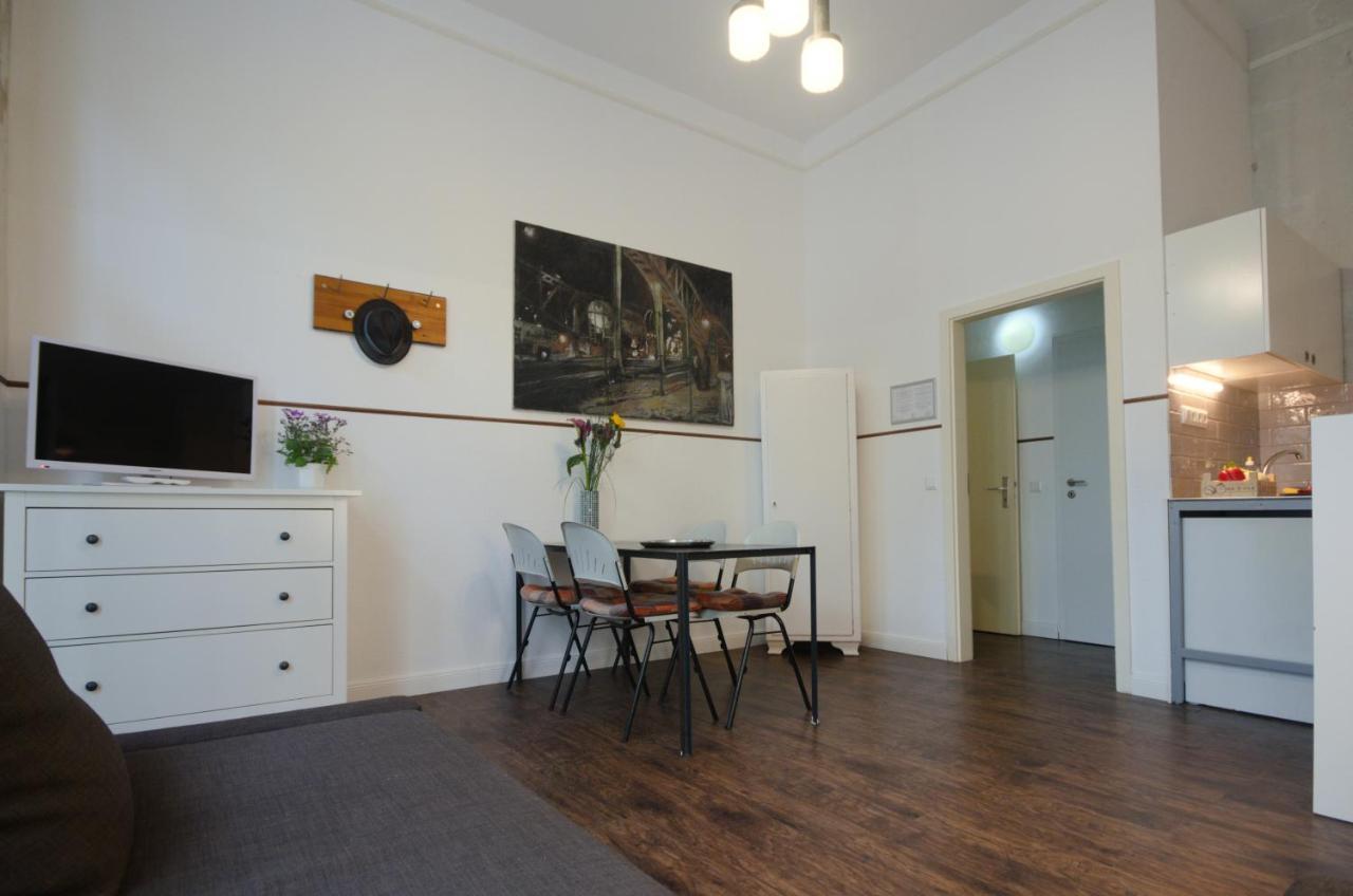 Altbauwohnung Mit 3 Baedern Berlin Exterior photo